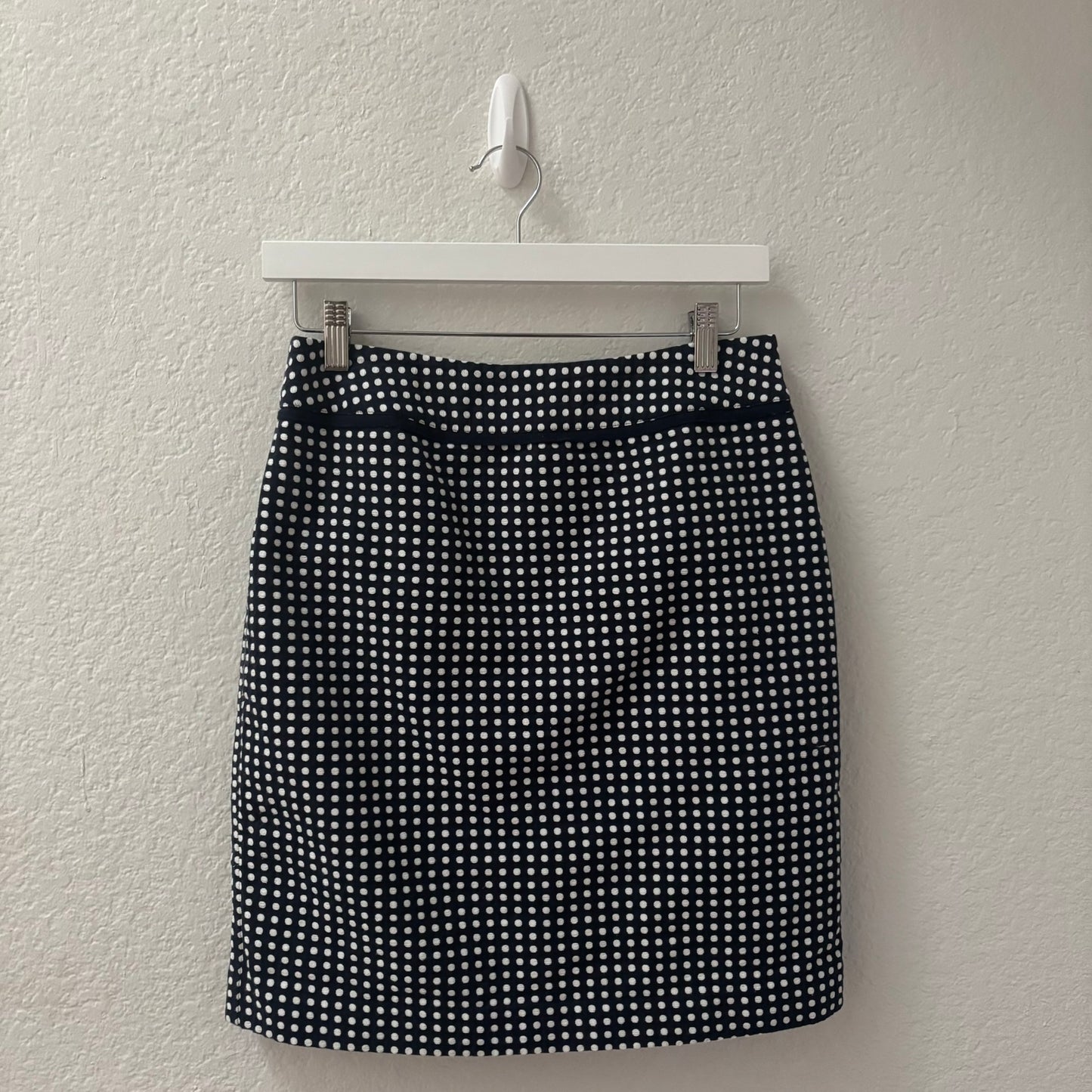 Vineyard Vines Navy & White Polka Dot Skirt – Size 4